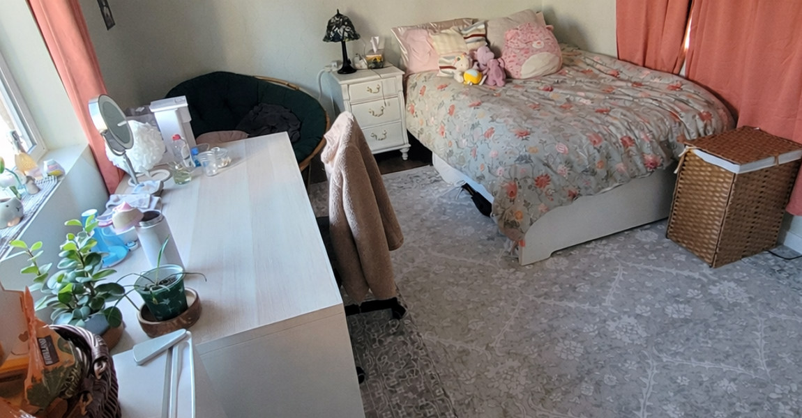 Beautiful 4th Upstairs Student Bedroom with 2 Large Windows